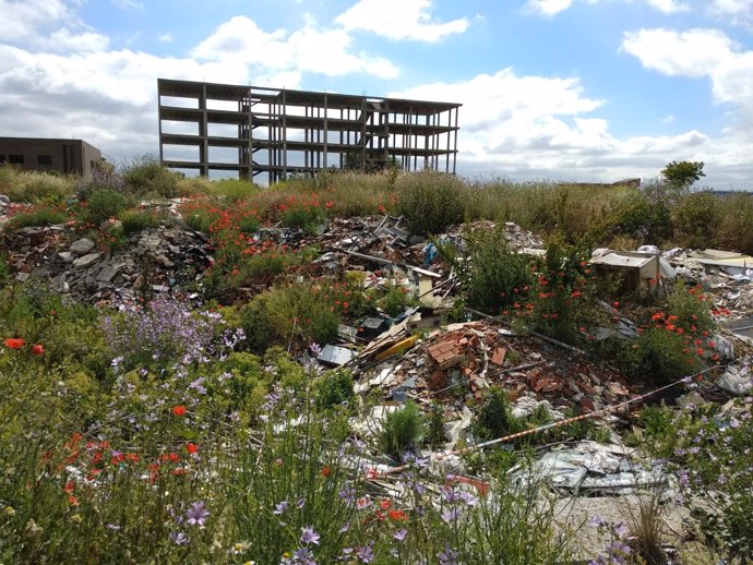 Escombros en un descampado del distrito de Fuencarral-El Pardo