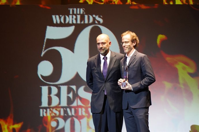 Carlos Sitjar (Estrella Damm) va lliurar el guardó a Dan Barber