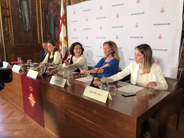 Roberto Manrique, Laia Ortiz,  Ada Colau, Sara Bosch i Elisa Micciola