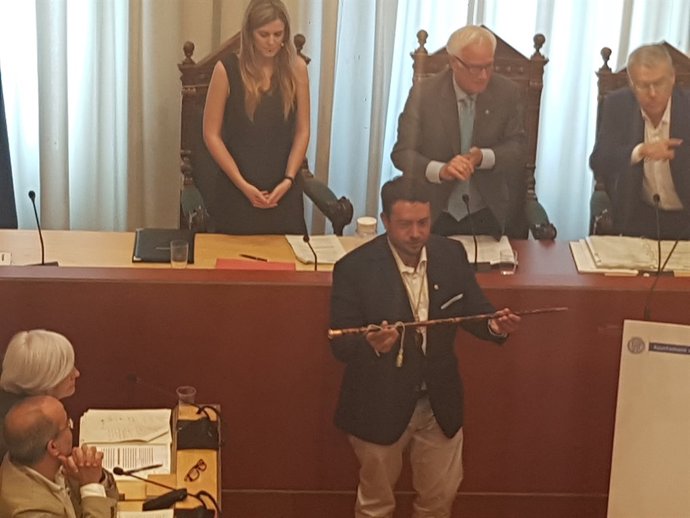 Álex Pastor (PSC) rep la vara d'alcalde de Badalona (Barcelona)