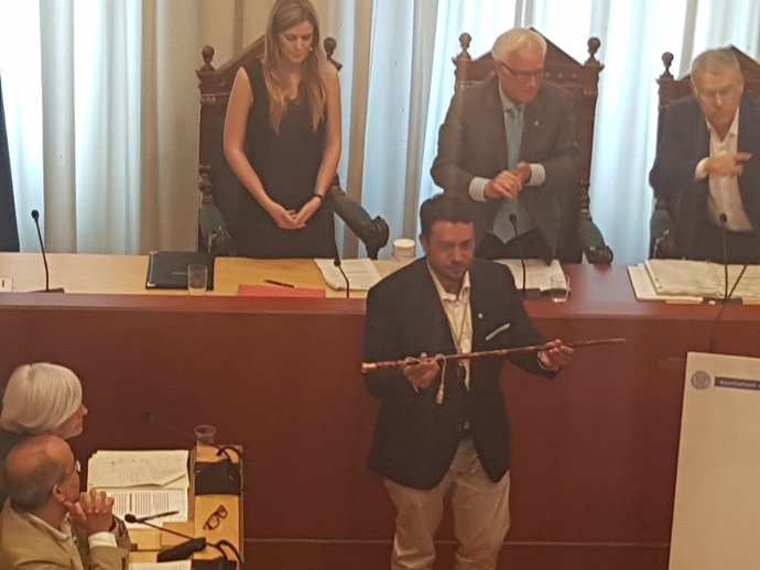 Álex Pastor (PSC) recibe la vara de alcalde de Badalona (Barcelona)