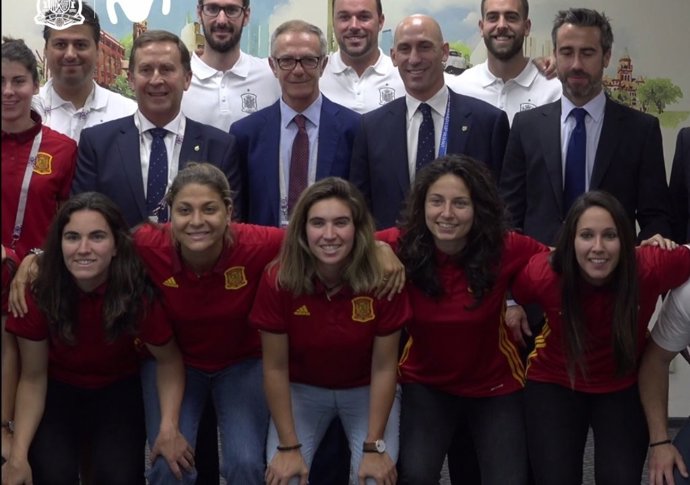 El ministro José Guirao recibe a la selección femenina en Rusia
