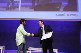 El consejero delegado de Acció, Joan Romero, entrega el premio al ganador