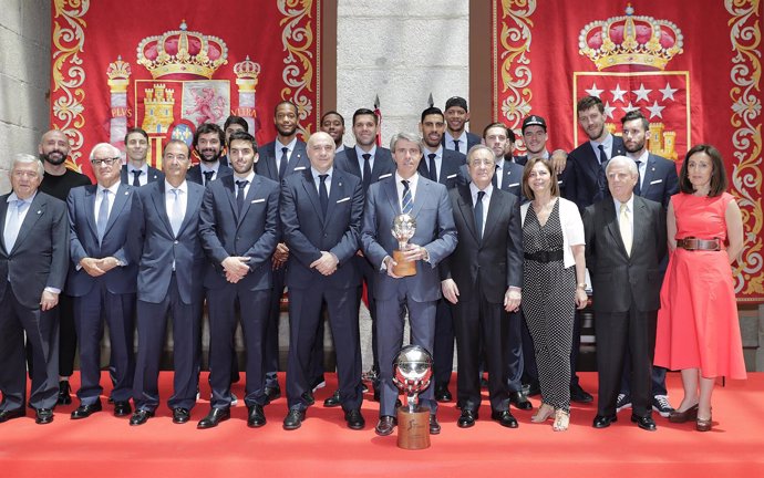 Garrido felicita al Real Madrid de baloncesto tras conseguir su 34ª Liga ACB