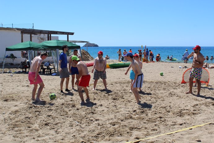 En la jornada, los participantes han practicado deporte y actividades acuáticas.