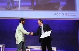 El conseller delegat d'Acció, Joan Romero, lliura el premi al guanyador