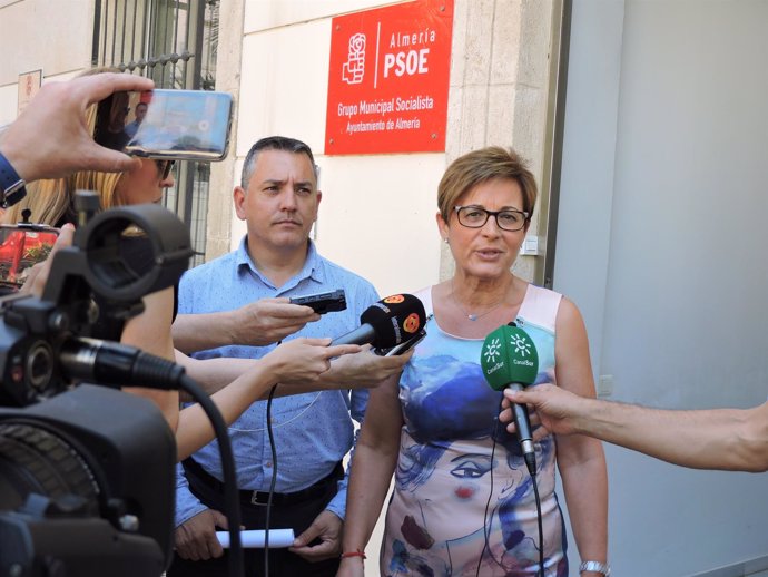 Adriana Valverde (PSOE) atiende a los medios 