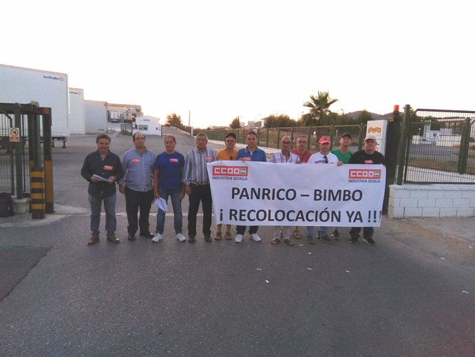 Sindicalistas ante la planta de Bimbo-Panrico en Puente Genil