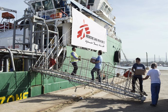 Barco de MSF implicado en el rescate de inmigrantes en el Mediterráneo
