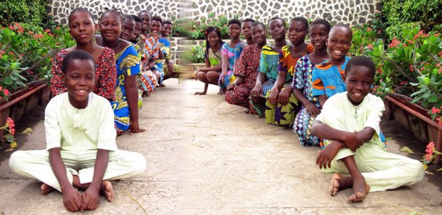 Niños integrantes del coro de Benin