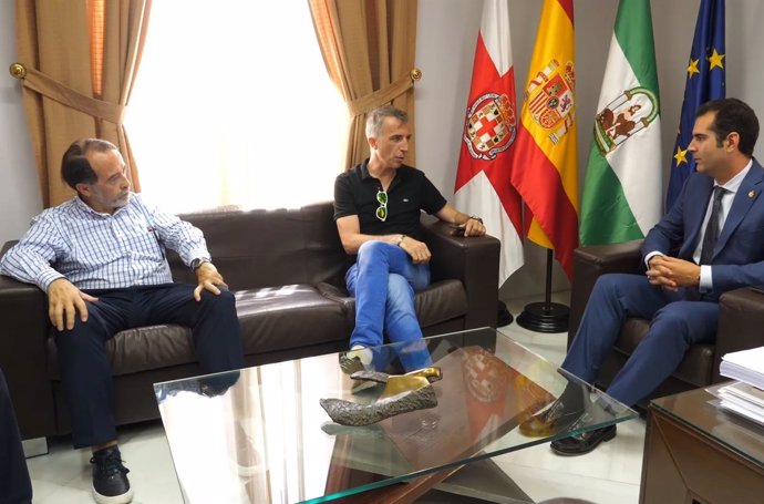 El alcalde de Almería recibe al ex árbitro de fútbol David Fernández Borbalán