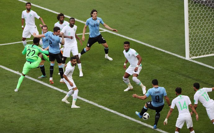 Luis Suárez anota el 1-0 tras el fallo del portero de Arabia Saudí
