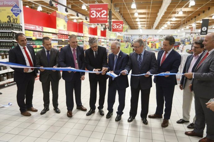 Gabriel Amat, durante el corte de cinta del nuevo hipermercado Carrefour.