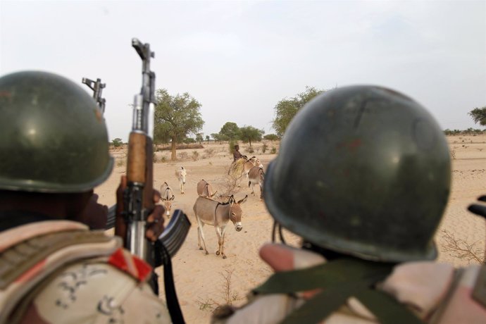 Soldado nigerinos patrullan cerca de la frontera con Nigeria