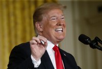 Trump promulga un decreto para poner fin a la separación de familias de migrantes en la frontera