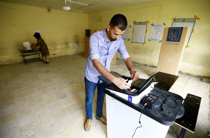 Voluntario en un colegio electoral en Baghdad