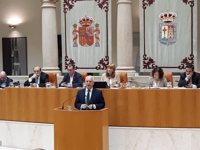 El presidente del Gobierno, José Ignacio Ceniceros, en un pleno del Parlamento