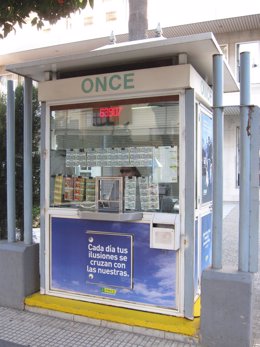Imagen del quiosco ubicado frente a la sede de la ONCE. 