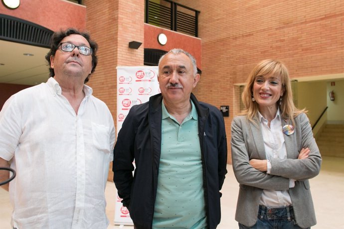 Julio Lacuerda, Pepe Álvarez y Carmen Castilla, en Sevilla.
