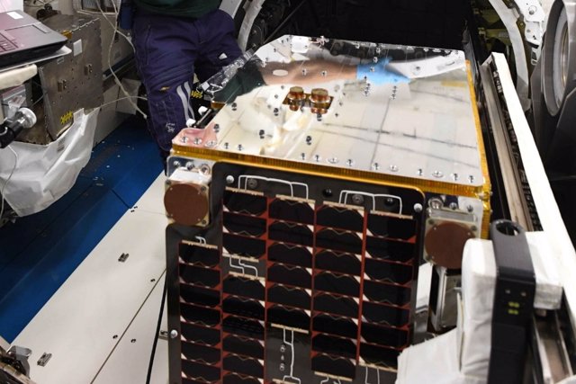 Satélite RemoveDEBRIS antes del lanzamiento desde la ISS