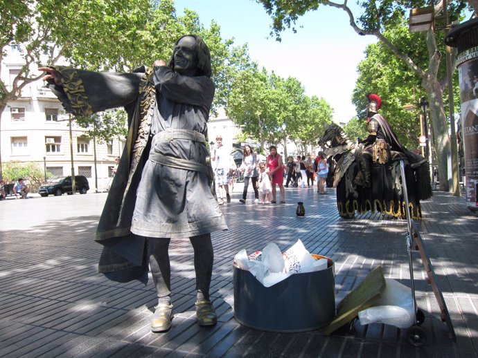Estatuas Humanas De La Rambla, Con Cristóbal Colón Y Un Caballero Romano