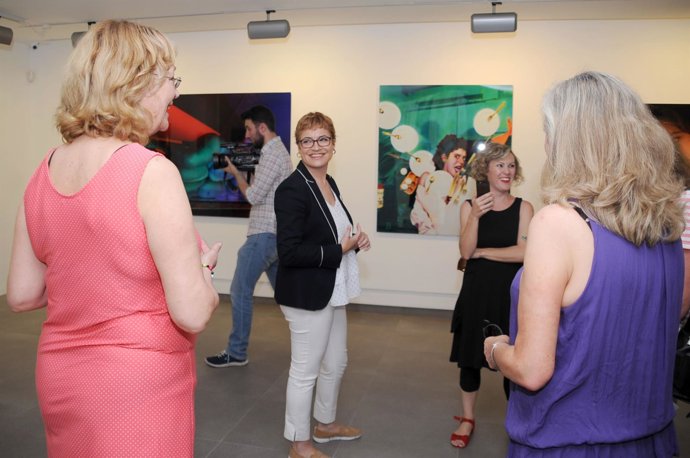 Ruz (centro) visita la exposición