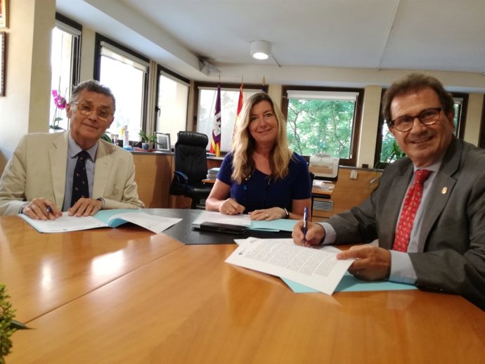 Firma del convenio entre UIB, Idisba y AECC