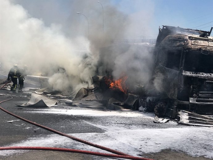 Accidente trailer y turismo. A-1 km 21