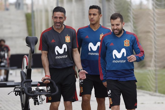 Thiago Alcántara y Jordi Alba en el entrenamiento de la selección