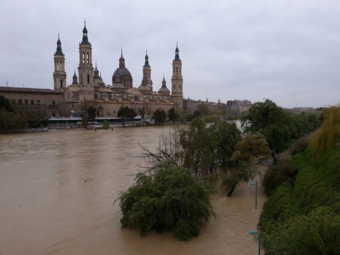 El río Ebro a su paso en abril de 2018 por la capital aragonesa. 