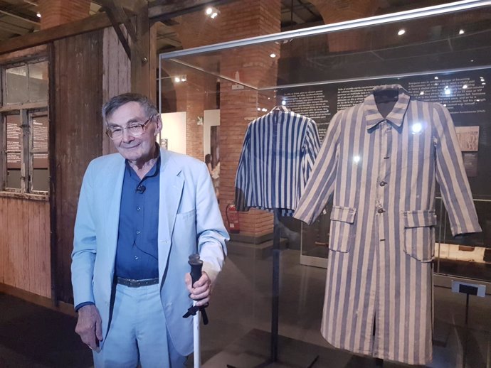 Marian Turski, superviviente de Auschwitz, en la exposición de Madrid