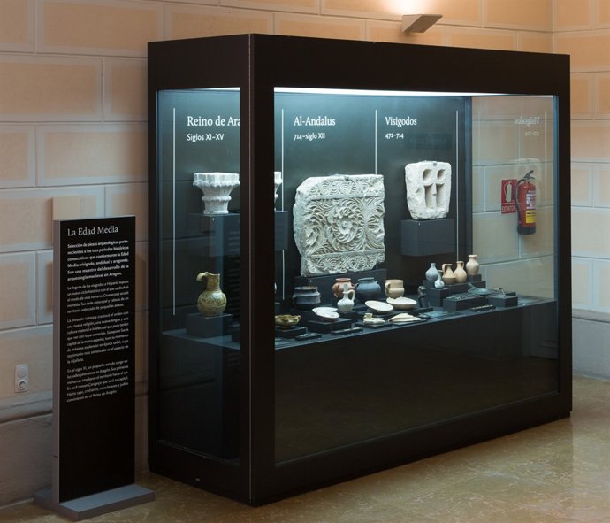 Nueva vitrina de arqueología medieval del Museo de Zaragoza.