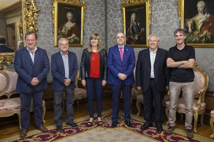 Ollo junto a los representantes de Euskaltzaindia