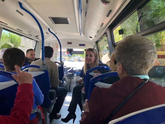 Usuarios en el interior del transporte urbano en Alcalá de Guadaíra.