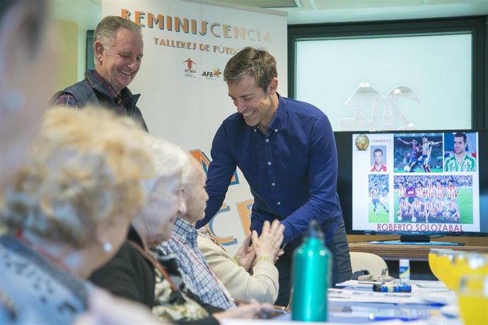 El exfutbolista Roberto Solozábal en un taller con mayores de AFE