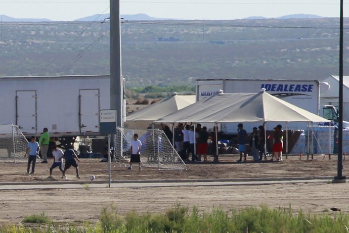 Niños migrantes en un centro de la Guardia de Fronteras de EEUU cerca de México