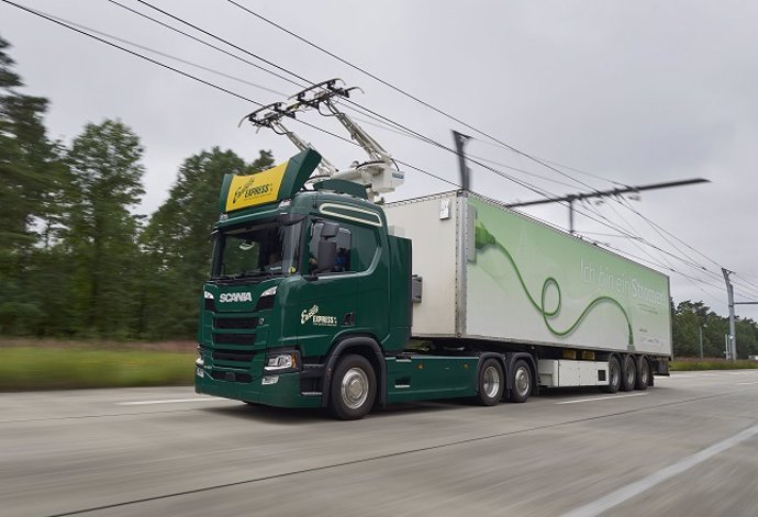 Camión de Scania circulando por carretera eléctrica