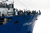La ONG alemana Lifeline pide un puerto para desembarcar a los 224 migrantes rescatados en aguas internacionales