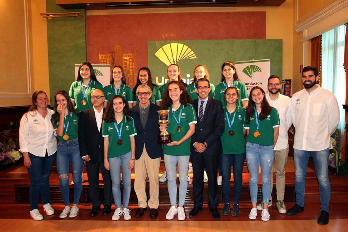 El presidente de Fundación Unicaja recibe a jugadoras del equipo de baloncesto 