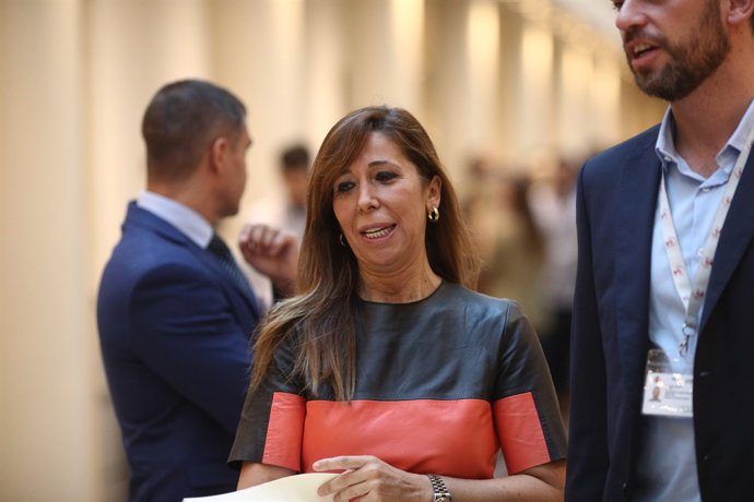 Alicia Sánchez-Camacho en els passadissos del Senat