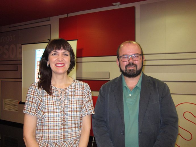 Ana Vázquez y Sergio Ortiz, en la sede del PSOE-Aragón esta tarde en Zaragoza
