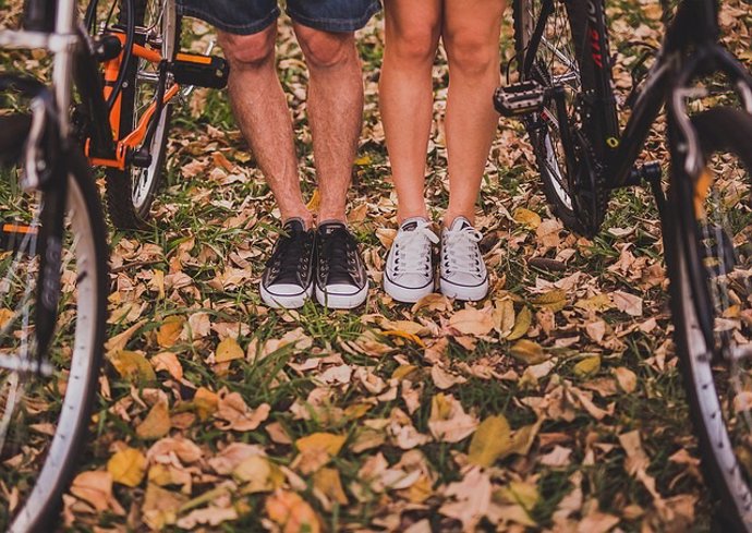 Pareja, deporte, bicicleta, pies, piernas, zapatillas de deporte, otoño