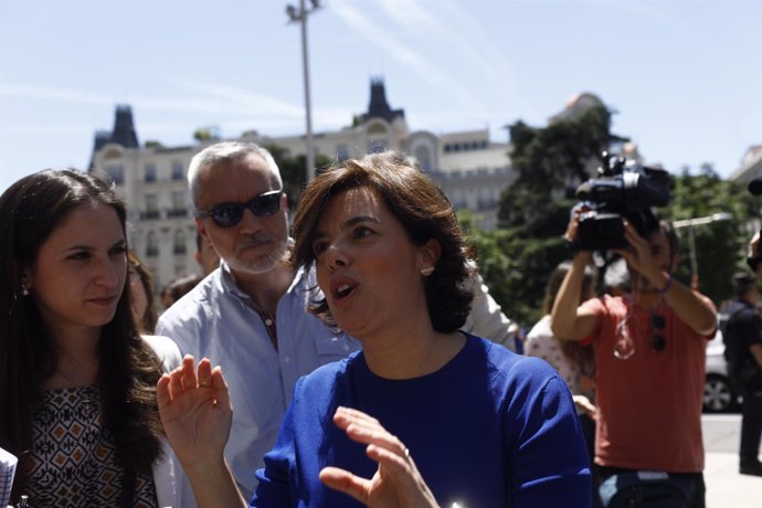 Soraya Sáenz de Santamaría atiende a los medios frente al Congreso