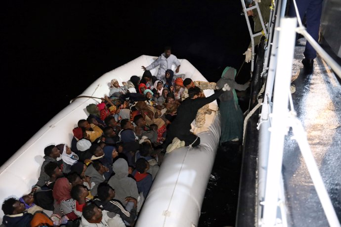Migrantes rescatados por los guardacostas libios