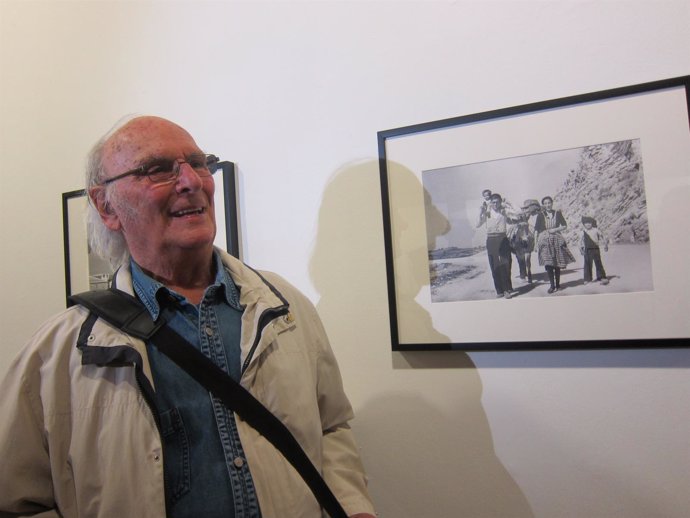 El cineasta Carlos Saura delante de sus fotos sobre los años 50