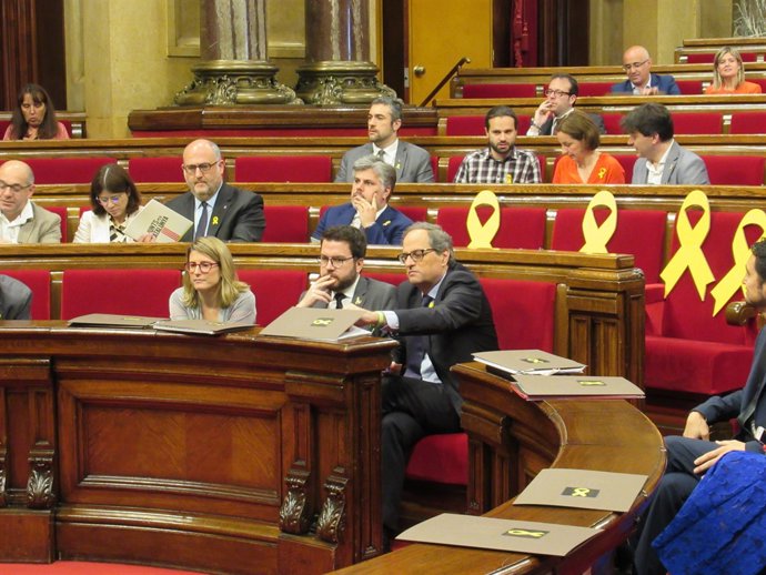 El president de la Generalitat, Quim Torra, amb el seu Govern al ple