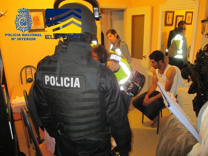 Desarticulades dues organitzacions que traficaven amb menors