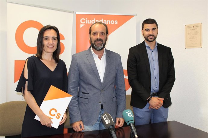 El portavoz Juan Cassá con los vocales de Cs Palacios y Real 