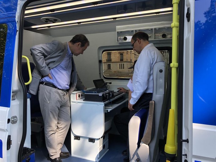 Luis Vélez conoce el nuevo vehículo de la Policía, 22-6-18