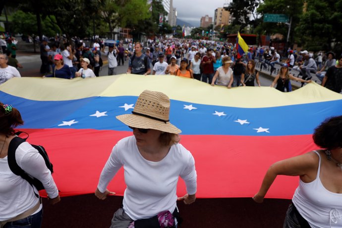 Manifestación de la oposición con una bandera de Venezuela en Caracas